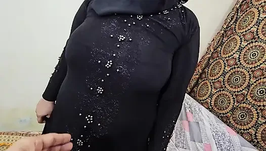 Abd'li adam Müslüman bir kadını kıllı koltuk altı göstermeye ikna ediyor