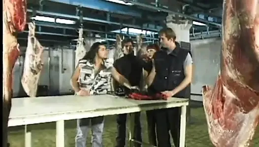 Kasaplıkta yalnız kızıl saçlı kız yanlış yere geldi