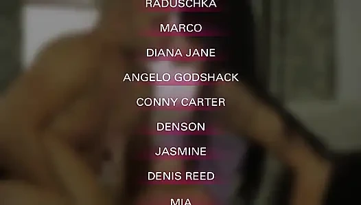 Молодую женщину горячо лижут