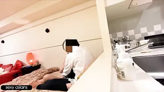 Istri langsing yang frustrasi selingkuh sama pria lain di rumahnya sendiri