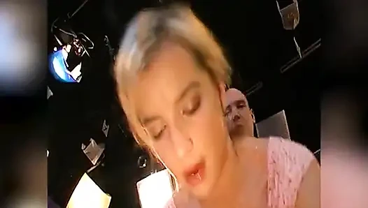 Blonde Bukkake-schlampe Nimmt Jeden Schwanz Und Jede Massive Gesichtsbesamung