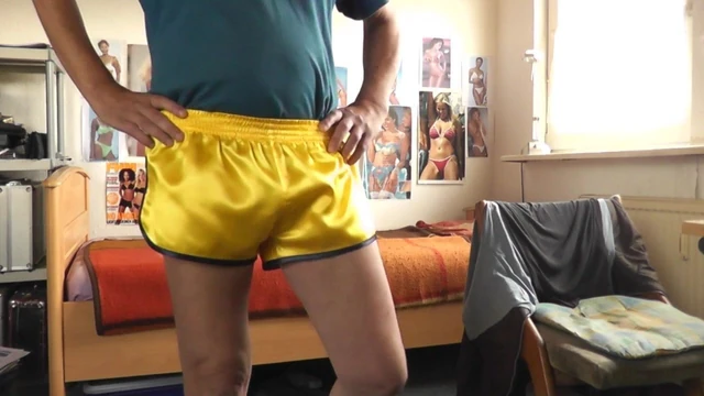 sexy satin shorts in gelb