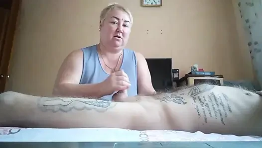 Трахаю пальцами мой хуй, затем скачет на нем с трясущимися сиськами