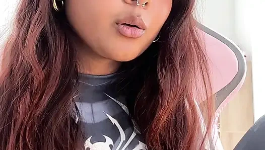 Das kleine desi-mädchen Mia Z masturbiert und reagiert auf hentai