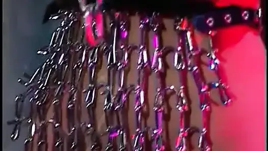 Dominant esmer sarışın köle kız mastürbasyon yaparken iki siyah yarağı emiyor