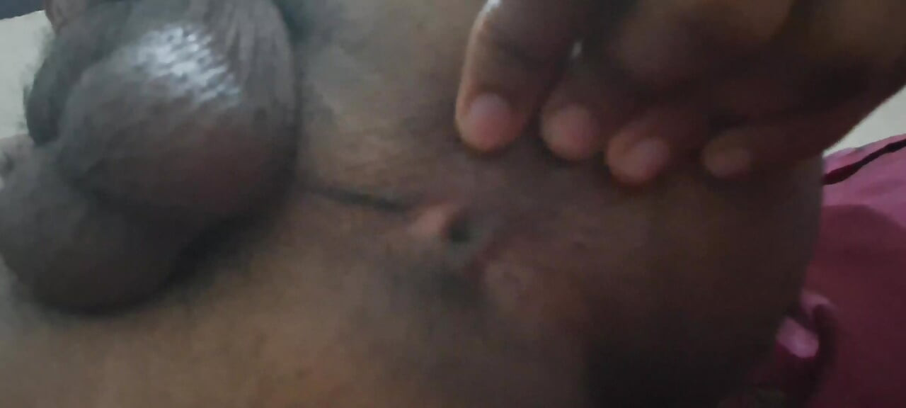 Deshi indian sex ladka apni step sister ke books ko dekh kar apna Kala mota Lund hilata hai hai jo bahut hi bada hai