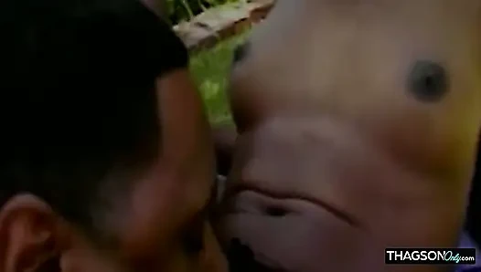 Zenci hatun açık havada büyük zenci yarağıyla genişliyor