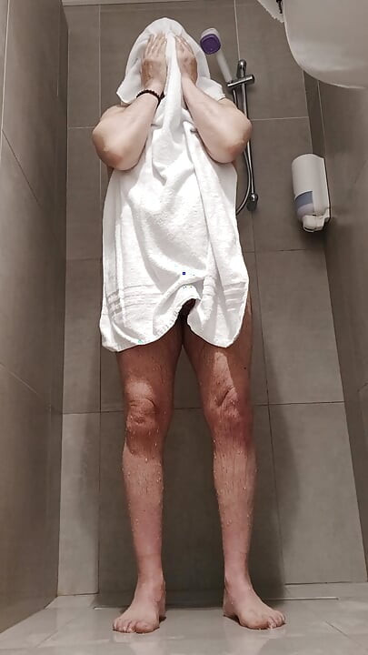 I cum with a powerful jet of water in the shower
