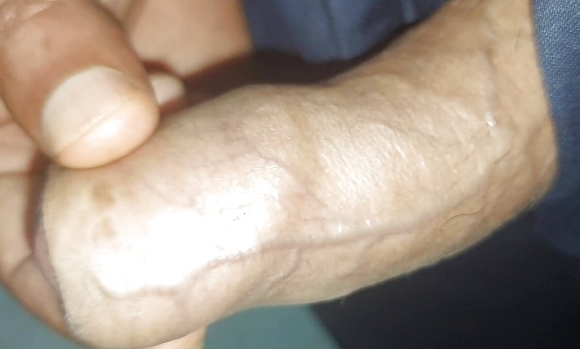 Padrastro y madrastra me dan una paja en mi cumpleaños 19