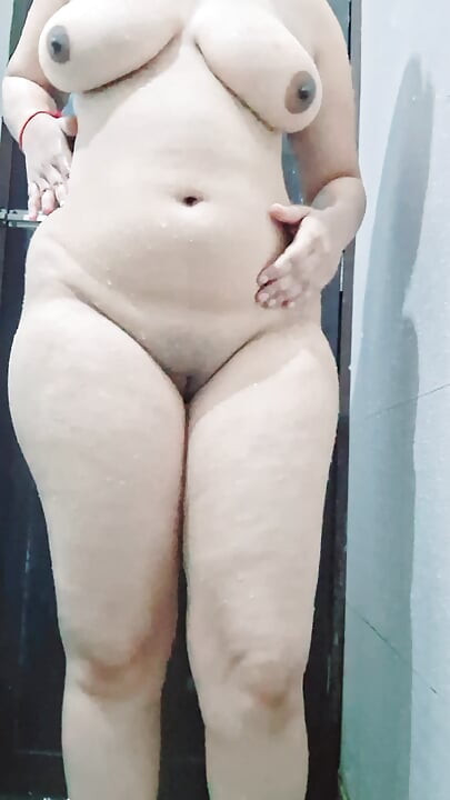 Colegiala después del verano tomando baño duro y sexy caliente