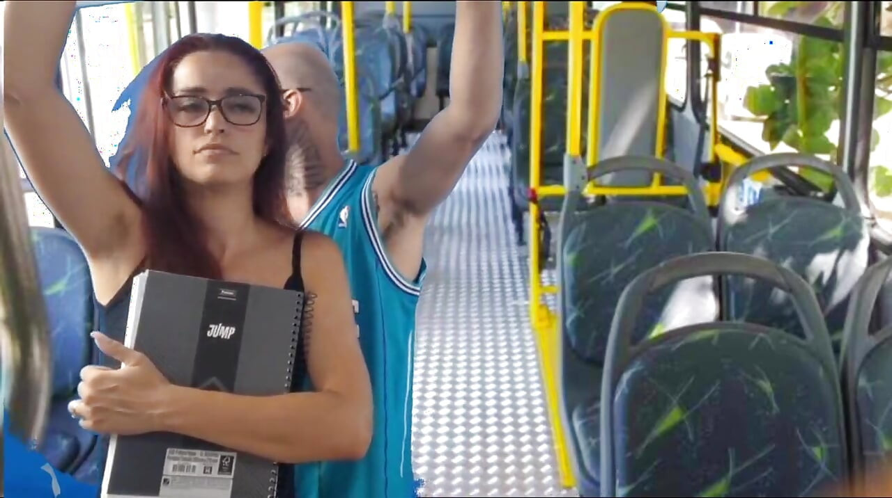 Pervertitul Pătrunde Într-un Student Din Spate În Autobuz În Public!