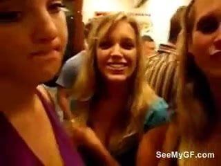 Três namoradas lésbicas se beijando
