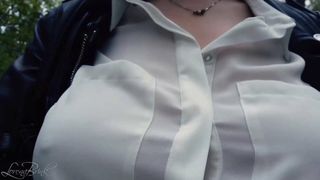 Толстушка, белая блузка и кожаная куртка