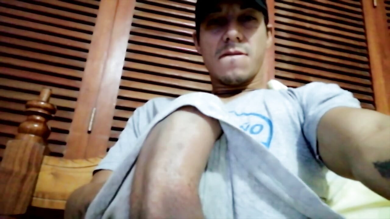 Büyük yaraklı yakışıklı Venezuelalı latin kamerada mastürbasyon yapıyor