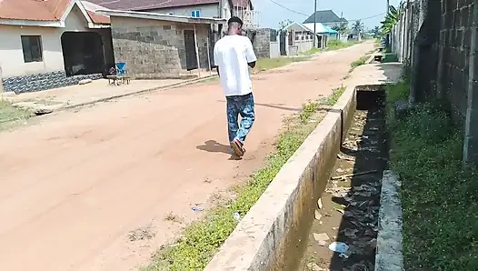 Eski sevgilisi onu çıplak görünce ziyarete geldi ve yarağı ayağa kalktı