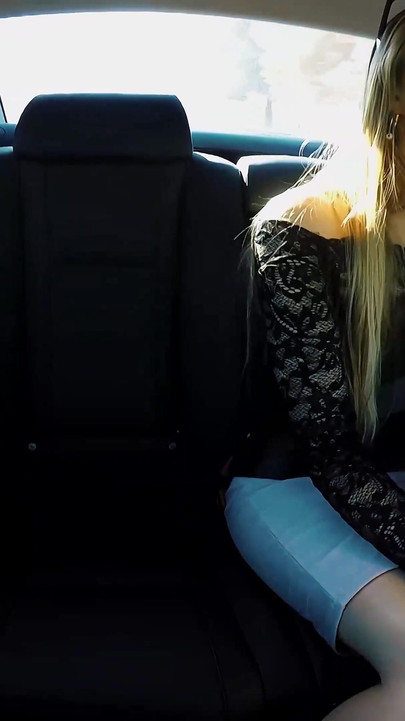 Pepek ketat sadie yang dicukur ketat dijilat, dijolok, dan dikongkek di luar rumah