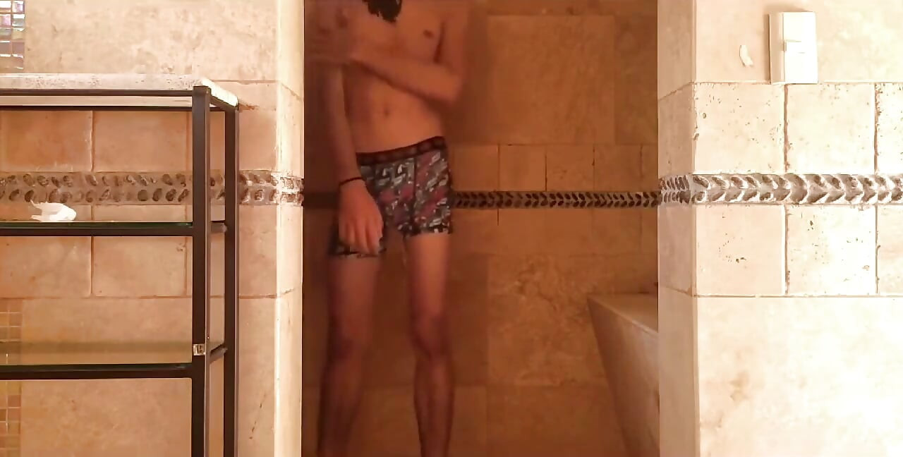 Explicitní video z Mexické sprchy a velmi tvrdý penis