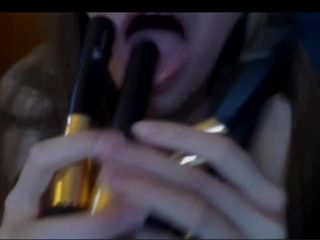 Webcam, une salope se masturbe sur le tapis avec des pinceaux de maquillage