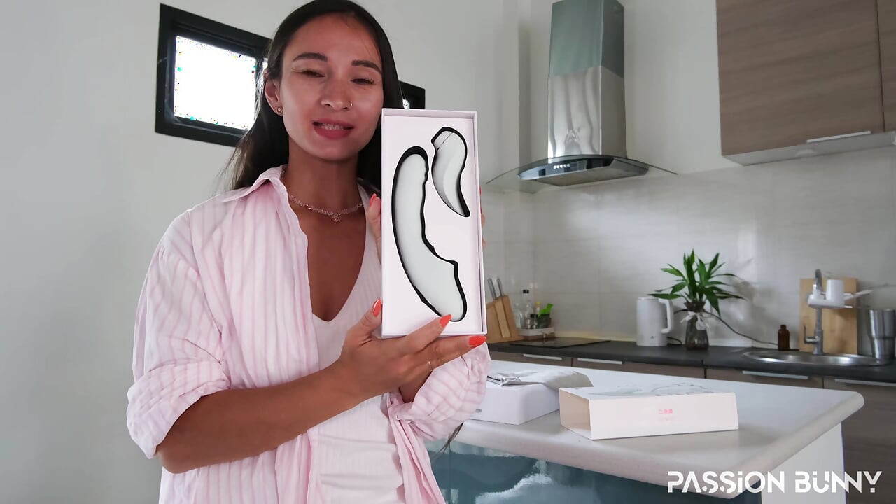 在厨房桌子上开箱和测试新的超级玩具