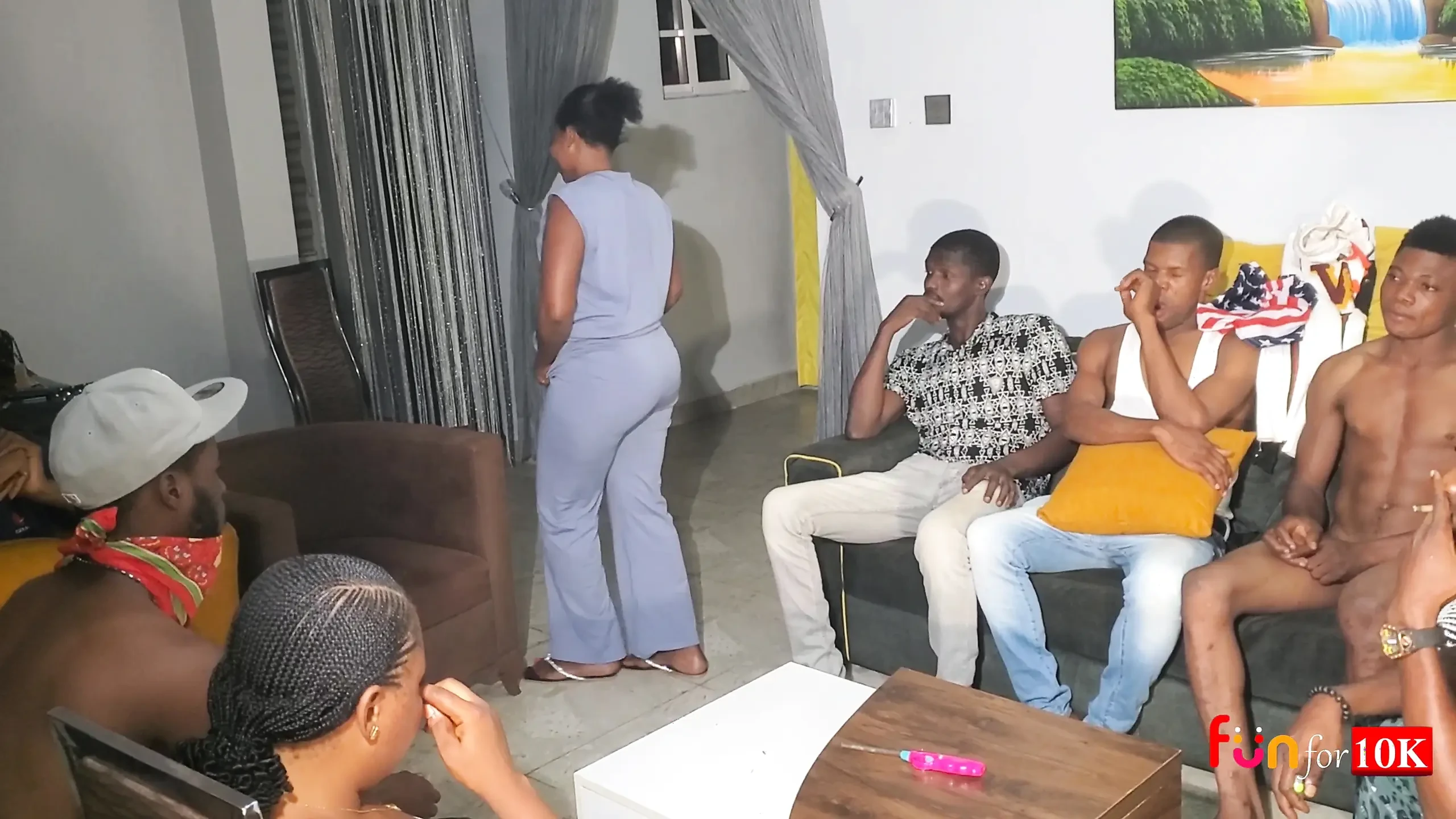 สาวสวิงกิ้งเชิญ 10 หนุ่มมาเย็ดหมู่ตอนกลางคืน