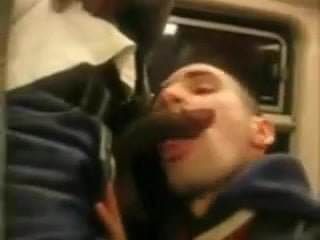 Suce une grosse bite noire dans le métro