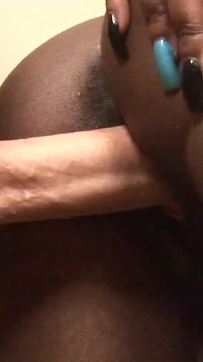 S izbušenom velikom guzom i pičkom crnkinja glasno stenje, a obline joj drhte | Isječak 3