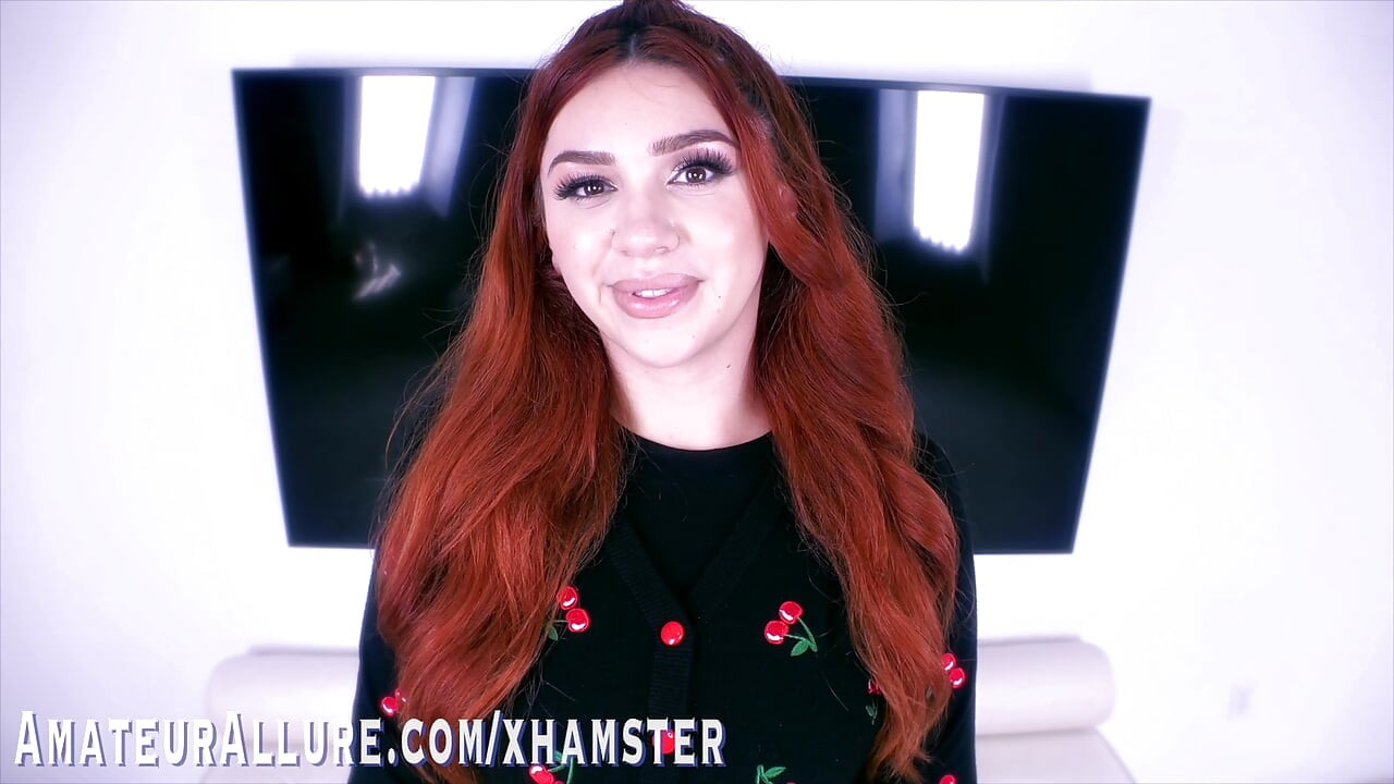 Fofa ruiva Cherie Gwendolyn ilumina a tela