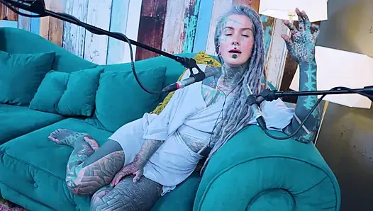 J - Jelousy hakkında konuşuyorum - asmr podcast sfw konuşuyor gotik sıska kız dreadlocks dövmeli model dövmeli kız