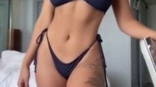 El cuerpo de bikini caliente de Alexis Nicole