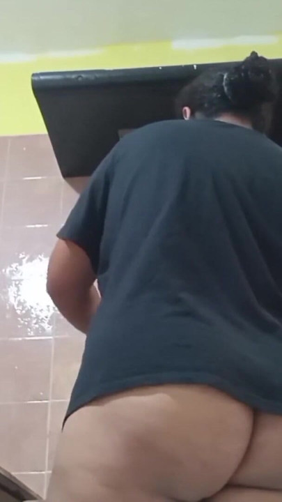 She sends me a video while she walks in the kitchen in cachetero 4 | Clip 2