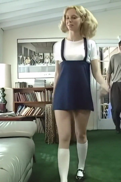 Berambut perang yang tidak terhalang mahu disetubuhi di atas lantai seperti pelacur kecil