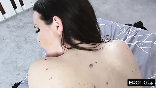 Als Er Unter Dem Bett Hervor Kommt Schaut Seine Nachbarin Ganz Überrascht