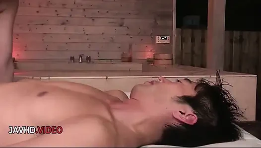 Intensive massage wurde zu heißem creampie-sex mit dem erfahrenen asiatischen pornostar aya mikami