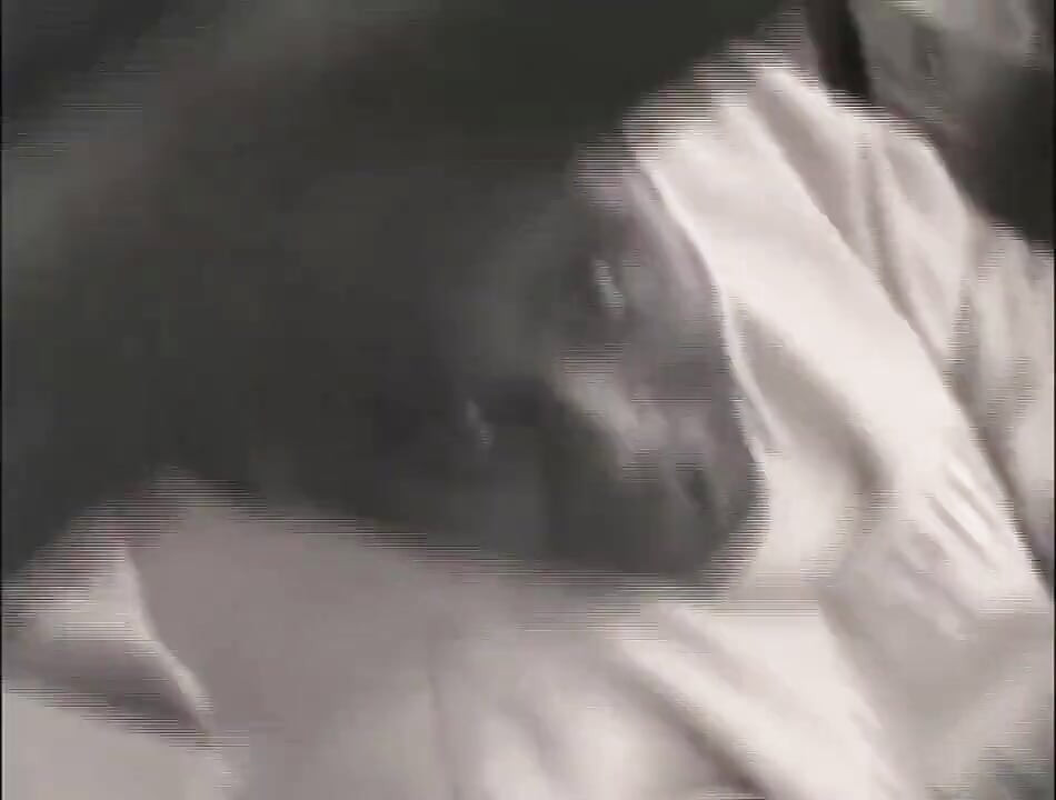 Lelaki hitam berotot dalam petit hitam seksi