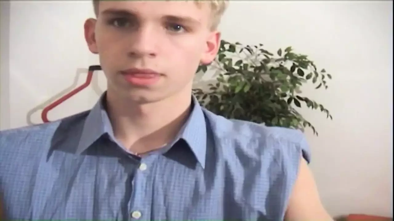 他吮吸我的鸡巴，我抚摸他的菊花