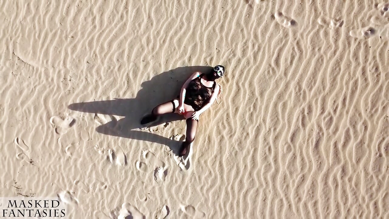 Tante seksi dengan tubuh aduhai lagi asik masturbasi memeknya dengan ganas sambil ditonton sama drone