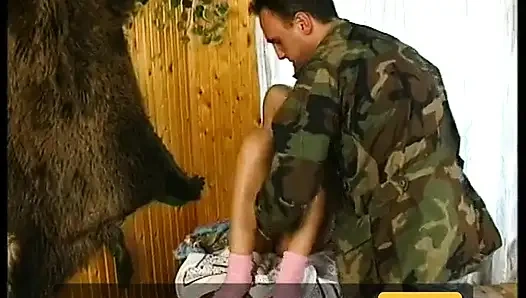 Юной блондинке с маленькими сиськами кончили на лицо после того, как отсосала член Hunter