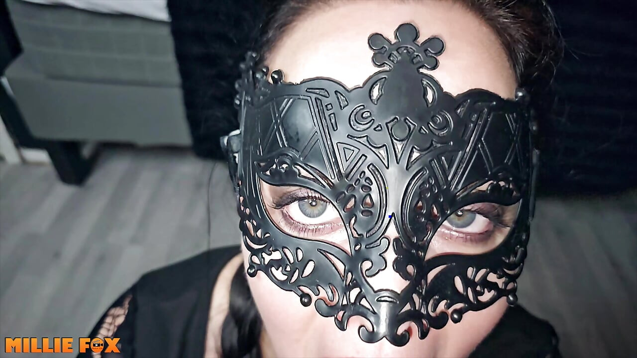 セクシーなミルフが大量の濃い精液を飲み込む - ミリー・フォックス