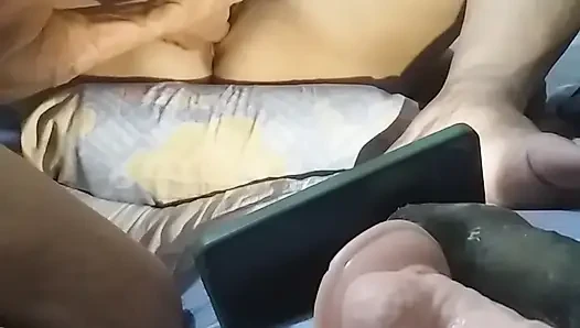 Onun ıslak amcığını yemenin tadını çıkarıyorum