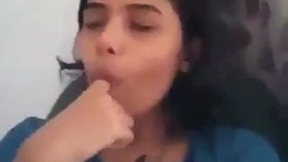 インド人の女の子がビデオ通話で巨乳を披露