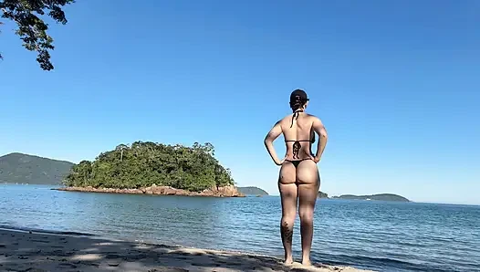 Sahilde yürüyen bir turistle tanıştım ve sonra onu siktim