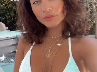 Vanessa hudgens scintillante in bikini bianco