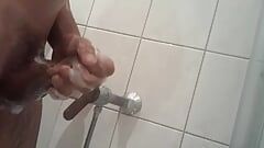 Tomando banho e masturbando