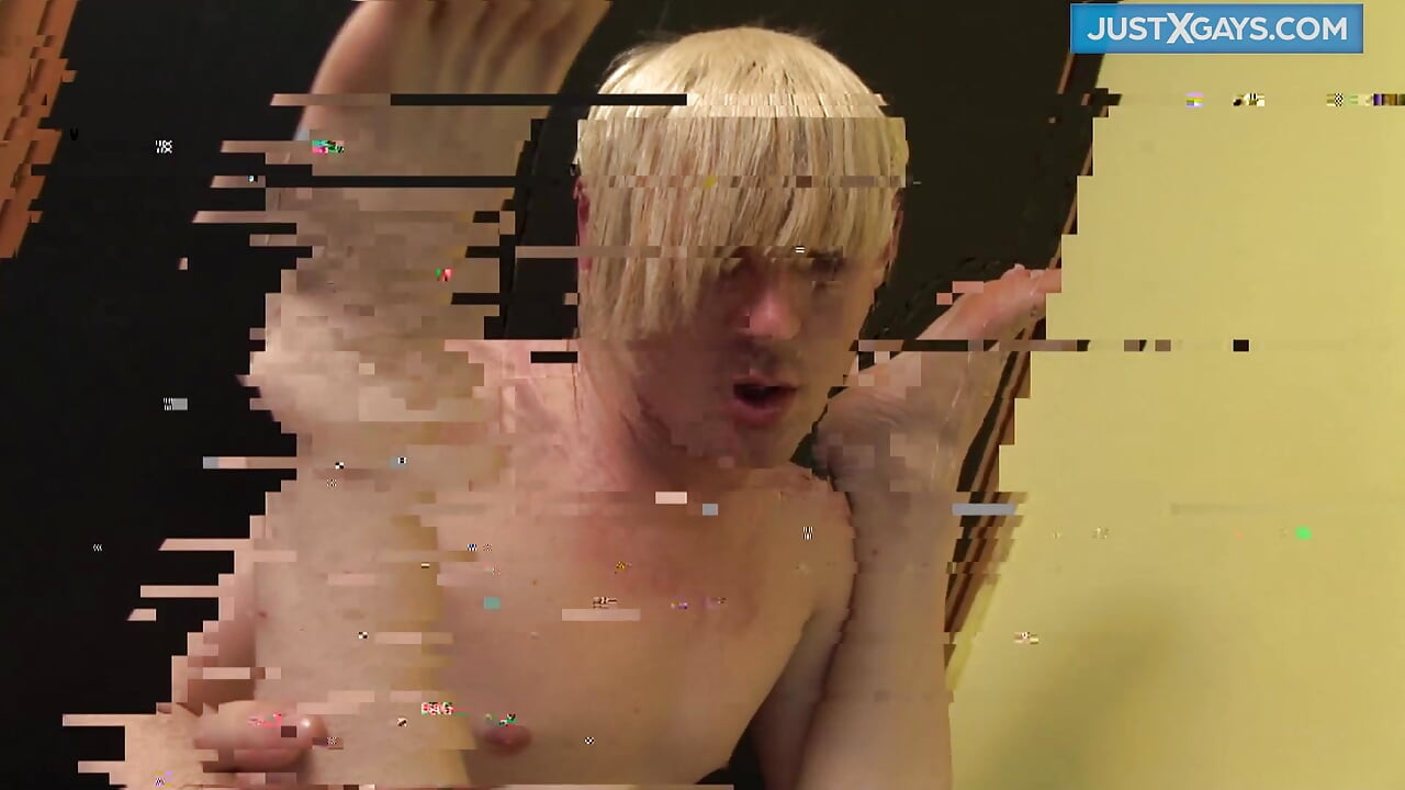 私はけいれんしながら彼のボールをマッサージしました、彼は角質で叫びました