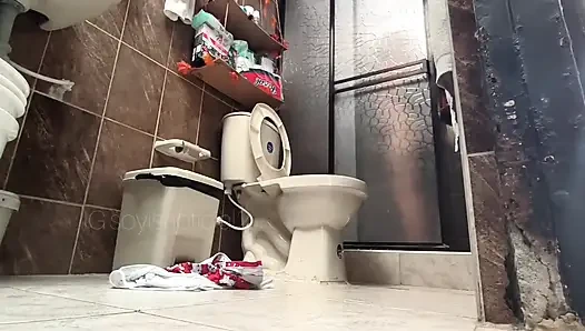 Riesin, der kleine mann spioniert mich aus, während ich dusche