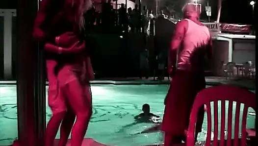 Azgın esmer bahar tatili partisinden sonra yaşlı bir adamla sikişmek için eve geliyor