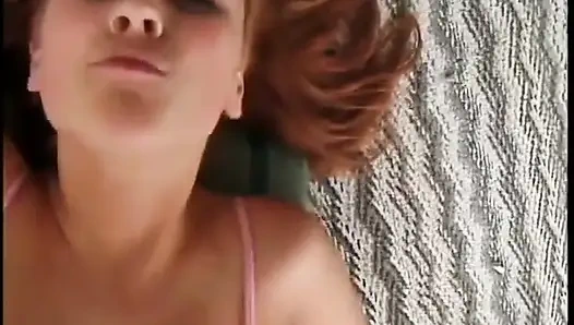 Blonde und brünette schlampen knallen zwei harte schwanz-typen auf dem boden