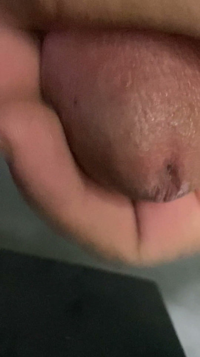 In the bathroom, there was a cock that was getting an erection, only knowing how to endure it, not having to do it | Clip 1