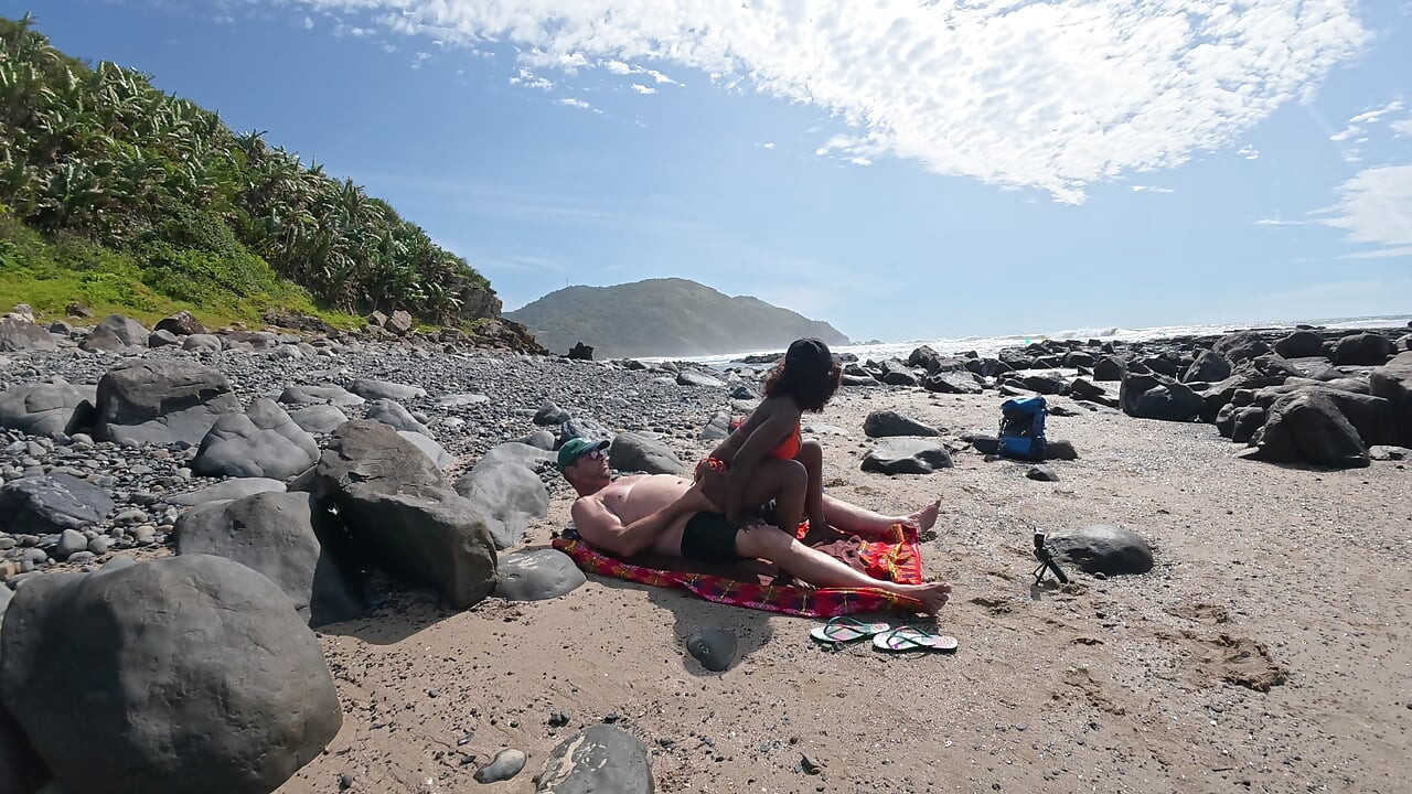 Șoptește pe o negresă Swan, sărutată de vânt, călărește pula albă... GREU