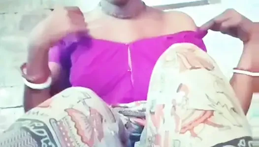 Die muschi meiner geilen ehefrau fickt mit einer großen flasche und kommt heraus, sahne und entsaftet ihre muschi
